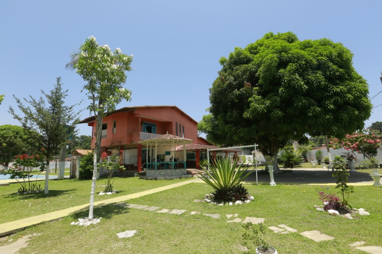 Casa principal e área verde da unidade masculina em Mosqueiro