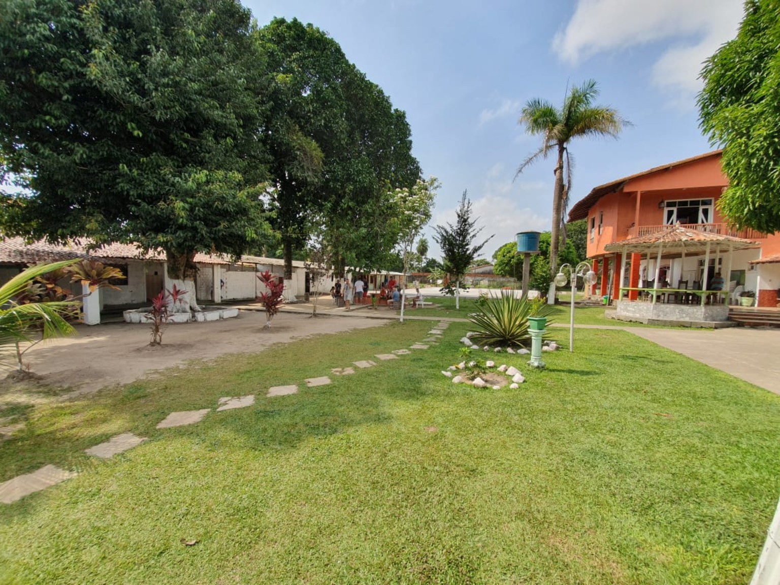 Jardins e caminhos externos da unidade em Mosqueiro