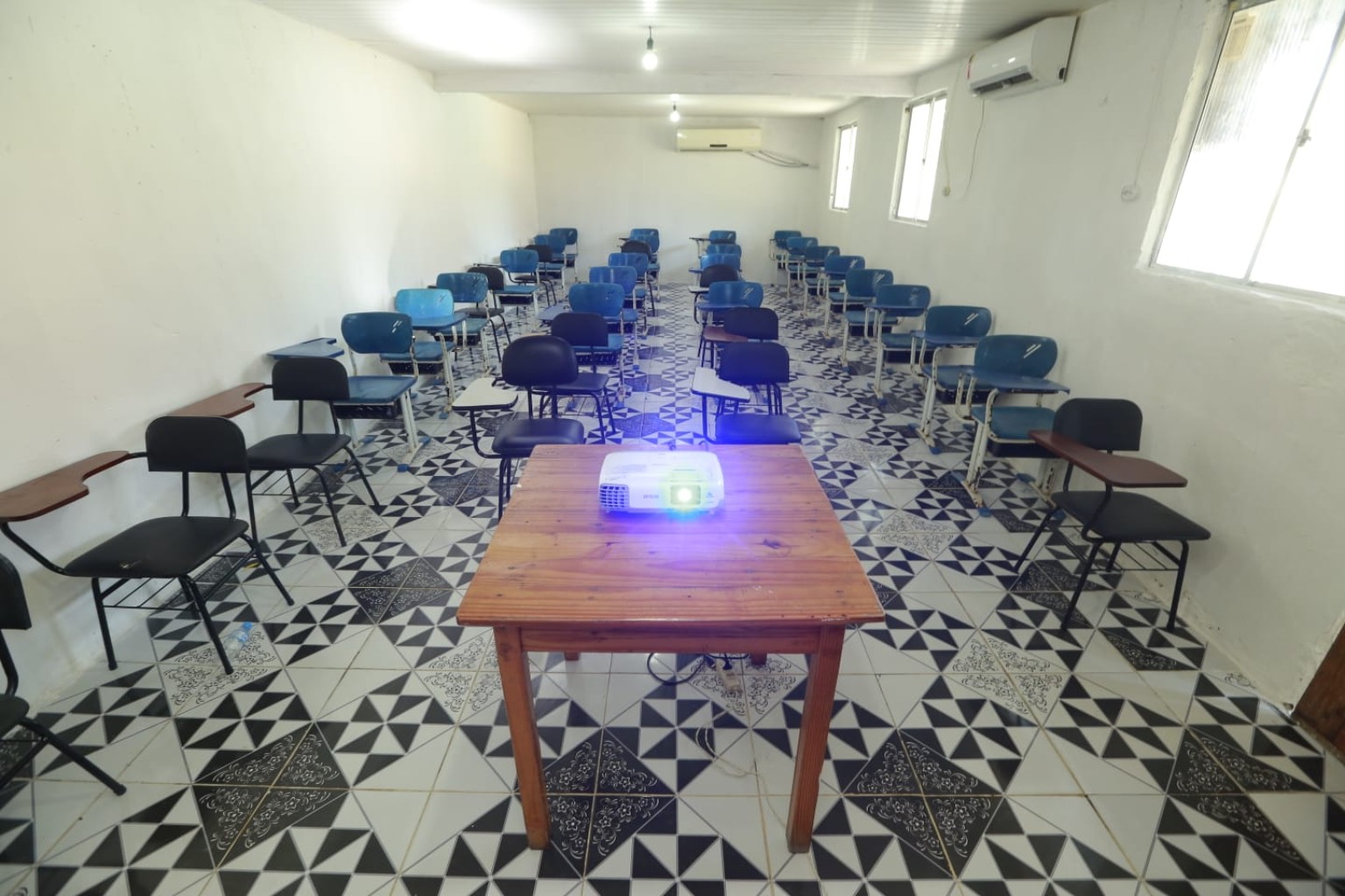 Sala de atividades com cadeiras e projetor